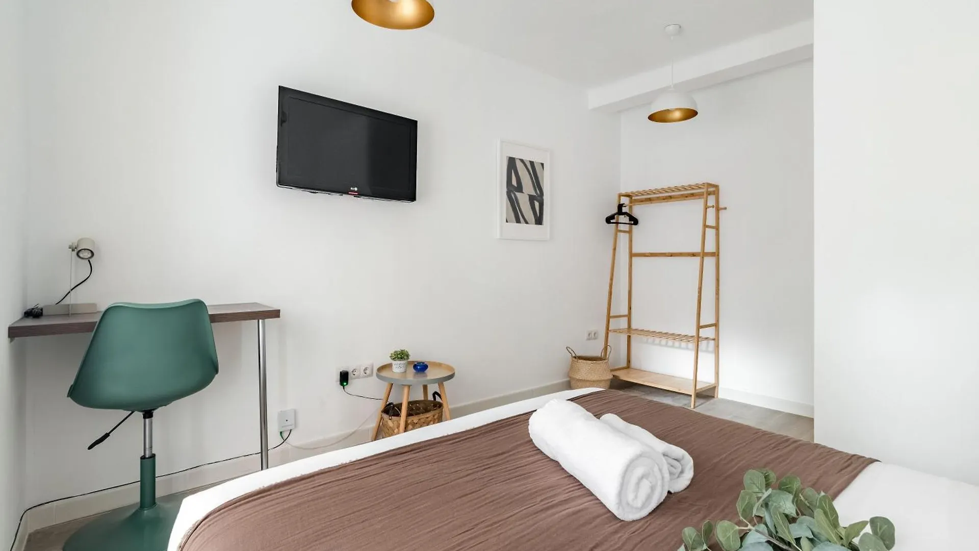 Urban Rooms Madrid Ventas Guest house
